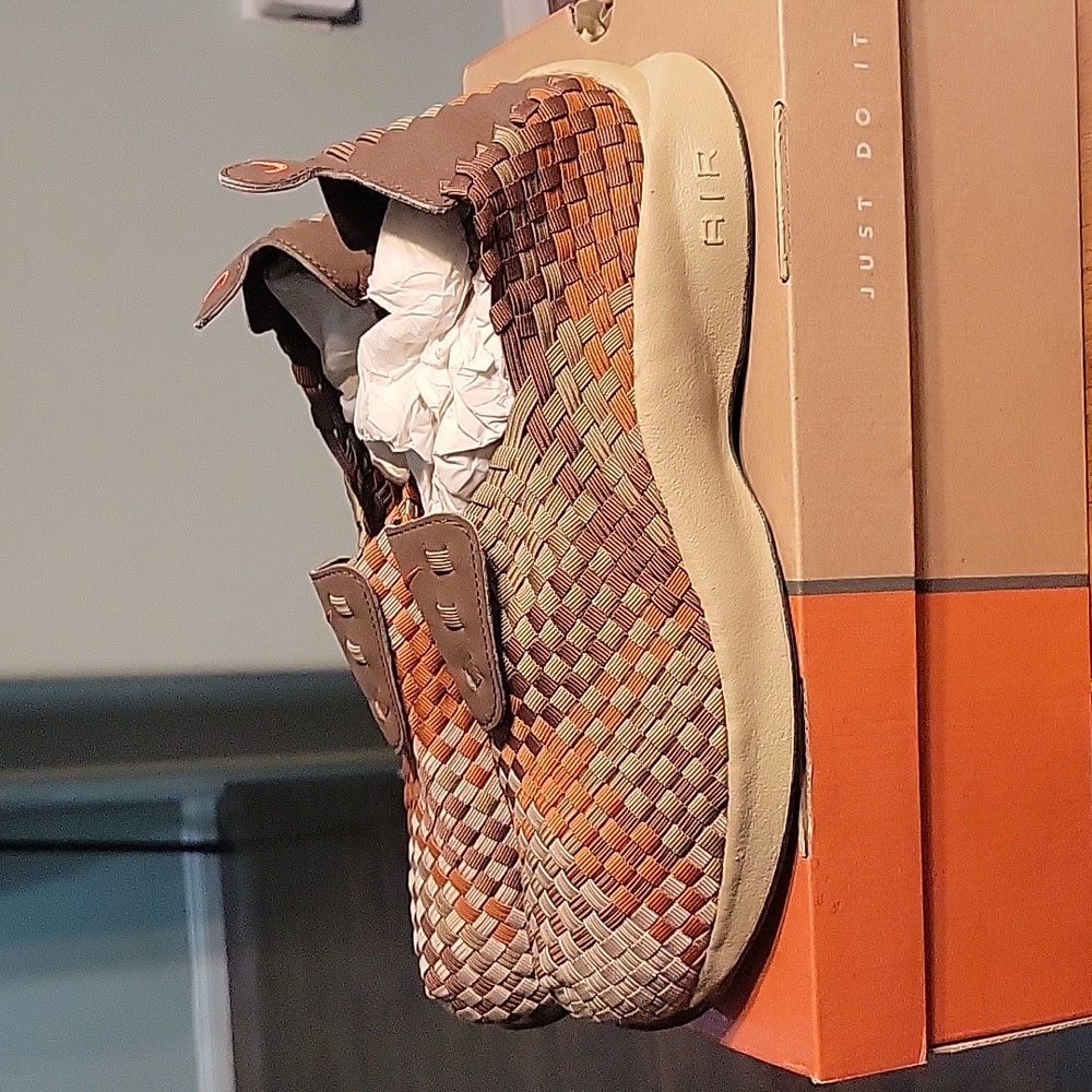 Nike Air Woven size 9